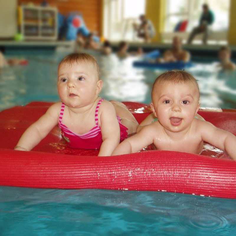Babymatte mit zwei Babys