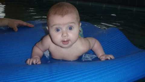 Baby auf Wassermatte Babyschwimmen Wertheim