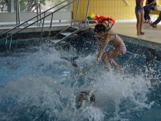 Kinder die ins Wasser springen