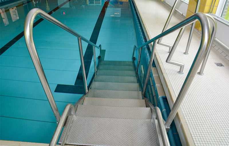 Treppeneinstig für Gäste mit Bewegungseinschränkungen 