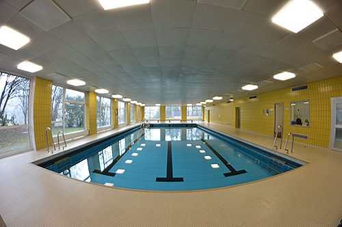 Bild vom Hallenbad Panoramabild Beckenansicht Stirnseite