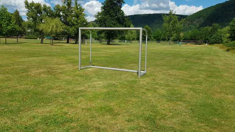 Fußballtor auf Liegewiese Freibad Wertheim